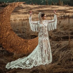 She wore flowers handmade wedding dress. Canadian made. Size 6. Brand new.